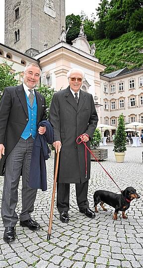 Herzog Franz von Bayern (r.) mit Thomas Greinwald und Dackel Beppi, der die beiden nach Salzburg begleitet hat (ohne Kirche).