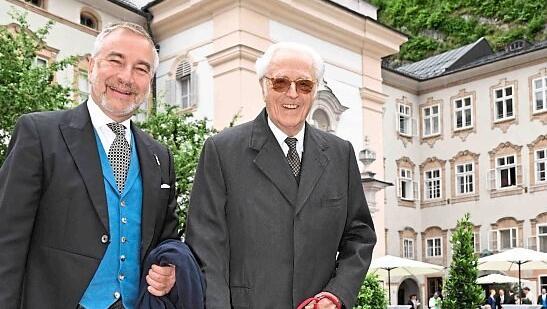 Herzog Franz von Bayern (r.) mit Thomas Greinwald und Dackel Beppi, der die beiden nach Salzburg begleitet hat (ohne Kirche). Herzog Franz von Bayern (r.) mit Thomas Greinwald und Dackel Beppi, der die beiden nach Salzburg begleitet hat (ohne Kirche).