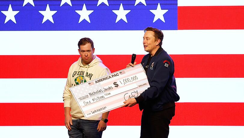 Einen Scheck über eine Million US-Dollar - den überreichte Trump-Berater Elon Musk vor der Wahl eines Richters für den Obersten Gerichtshof von Wisconsin.