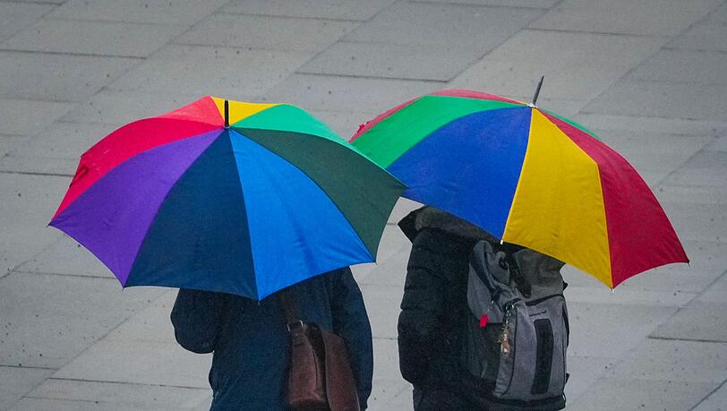 Regenjacken und Schirme sollten die Menschen in den kommenden Tagen parat haben. (Symbolbild)