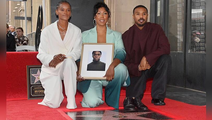 Der verstorbene US-Schauspieler Chadwick Boseman bekam posthum einen Stern auf dem Hollywood Walk of Fame - seine Ehefrau hielt sein Foto. Der verstorbene US-Schauspieler Chadwick Boseman bekam posthum einen Stern auf dem Hollywood Walk of Fame - seine Ehefrau hielt sein Foto.