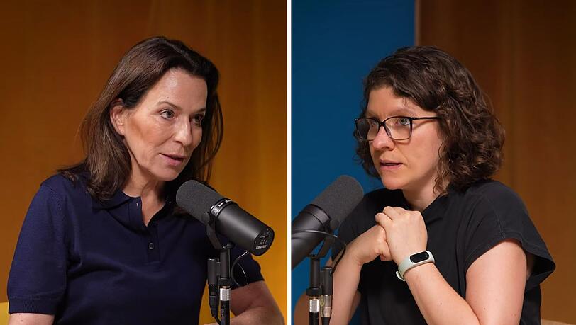Anne Will (links) und Ann-Kathrin Büüsker sprechen im Podcast "Politik mit Anne Will" über die zurückliegende Hitzewelle. Anne Will (links) und Ann-Kathrin Büüsker sprechen im Podcast "Politik mit Anne Will" über die zurückliegende Hitzewelle.
