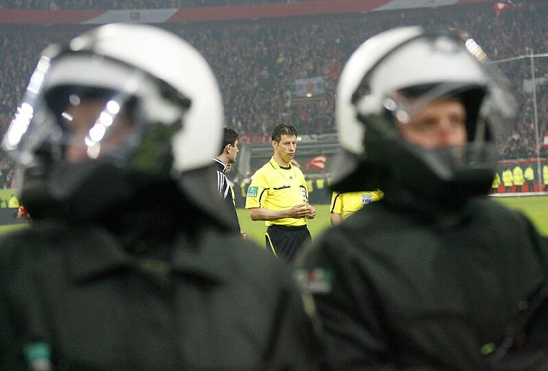 Der Fan-Wahnsinn: In Düsseldorf stürmten die Fortuna-Anhänger den Platz vor dem Abpfiff.