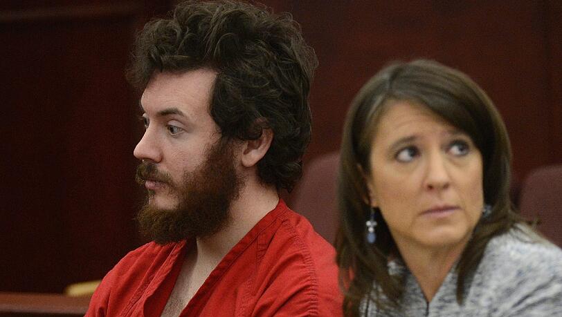 James Holmes neben seiner Anwältin Tamara Brady. James Holmes neben seiner Anwältin Tamara Brady.
