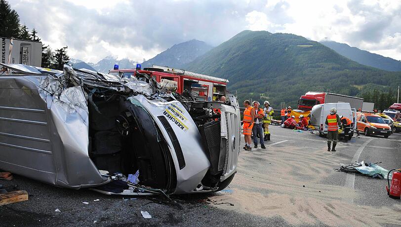 Chaos am Brenner: Eines der Unfallfahrzeuge auf der Autobahn A13. Chaos am Brenner: Eines der Unfallfahrzeuge auf der Autobahn A13.