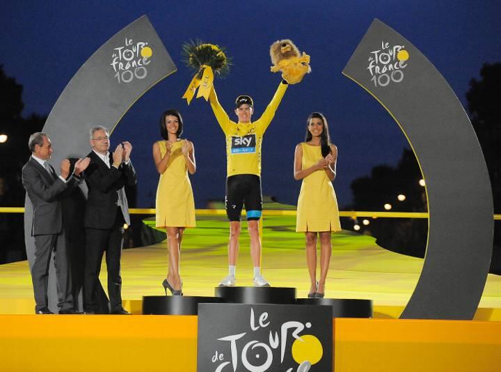 Christopher Froome bei der offiziellen Siegerehrung: Er gewinnt die 100. Tour de France!