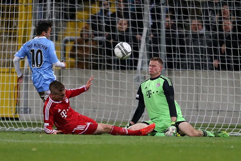 Derby-Time im Grünwalder Stadion: Am Mittwochabend traf der TSV 1860 II auf den FC Bayern II: Bengalische Feuer wurden sowohl von den 1860- als auch von den Bayern-Fans abgebrannt.