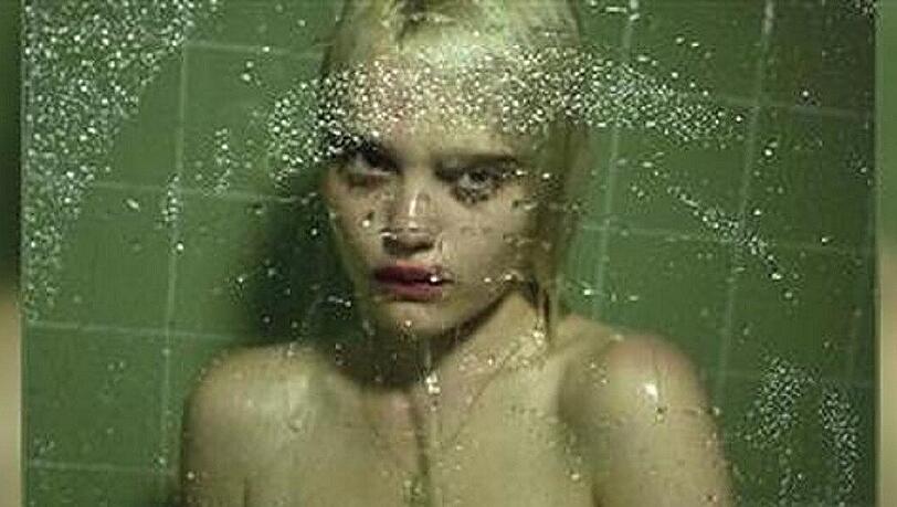 Sky Ferreira hat mit einem freizügigen Album-Cover für Ärger gesorgt Sky Ferreira hat mit einem freizügigen Album-Cover für Ärger gesorgt