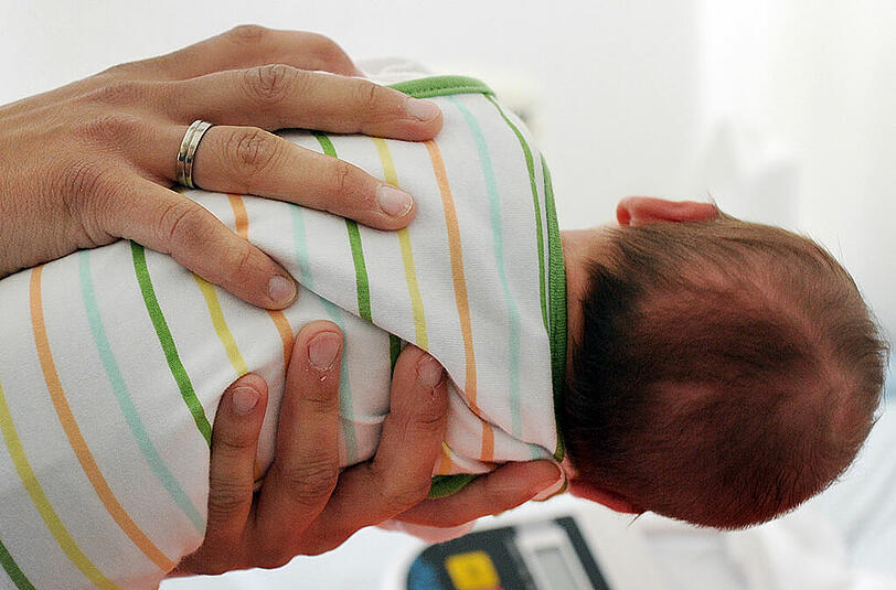 Ein Baby wurde in südlichen Münchner Landkreis von seinem Vater (22) so sehr geschüttelt, dass es mit einem Hirnödem in die Klinik musste. Der Mann wurde festgenommen. (Symbolbild)