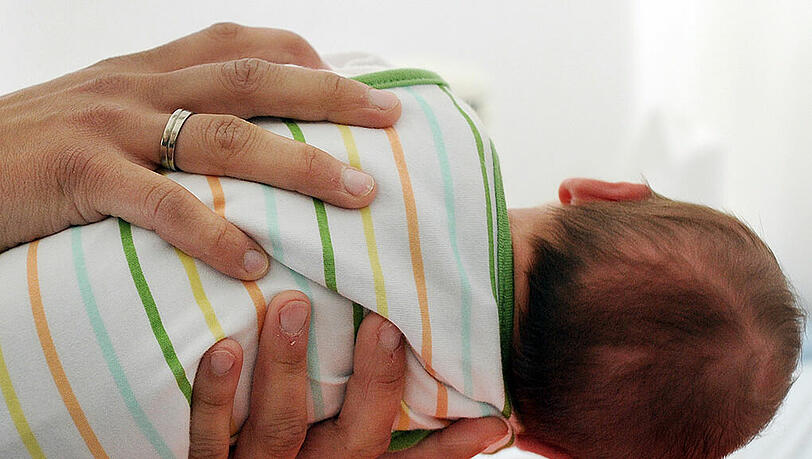 Ein Baby wurde in südlichen Münchner Landkreis von seinem Vater (22) so sehr geschüttelt, dass es mit einem Hirnödem in die Klinik musste. Der Mann wurde festgenommen. (Symbolbild) Ein Baby wurde in südlichen Münchner Landkreis von seinem Vater (22) so sehr geschüttelt, dass es mit einem Hirnödem in die Klinik musste. Der Mann wurde festgenommen. (Symbolbild)