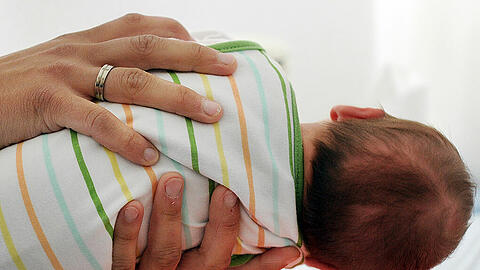 Ein Baby wurde in südlichen Münchner Landkreis von seinem Vater (22) so sehr geschüttelt, dass es mit einem Hirnödem in die Klinik musste. Der Mann wurde festgenommen. (Symbolbild)