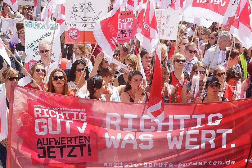 &bdquo;Unsere Arbeit ist mehr wert!&ldquo;, stellen die Erzieher, Kinderpfleger und Sozialpädagogen beim Steik am Montag klar.	Foto: Daniel von Loeper