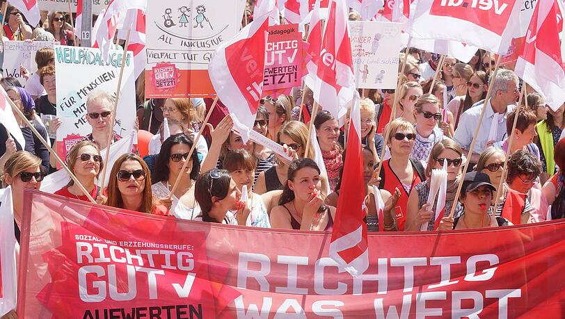„Unsere Arbeit ist mehr wert!“, stellen die Erzieher, Kinderpfleger und Sozialpädagogen beim Steik am Montag klar. Foto: Daniel von Loeper „Unsere Arbeit ist mehr wert!“, stellen die Erzieher, Kinderpfleger und Sozialpädagogen beim Steik am Montag klar. Foto: Daniel von Loeper