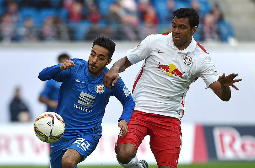 Leipzigs Marvin Compper (rechts) und Braunschweigs Salim Khelifi kämpfen um den Ball.