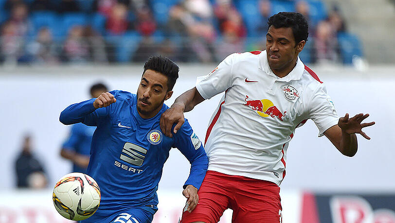 Leipzigs Marvin Compper (rechts) und Braunschweigs Salim Khelifi kämpfen um den Ball. Leipzigs Marvin Compper (rechts) und Braunschweigs Salim Khelifi kämpfen um den Ball.