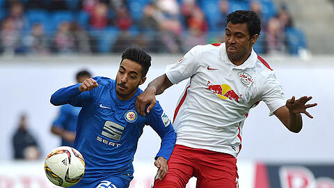 Leipzigs Marvin Compper (rechts) und Braunschweigs Salim Khelifi kämpfen um den Ball.