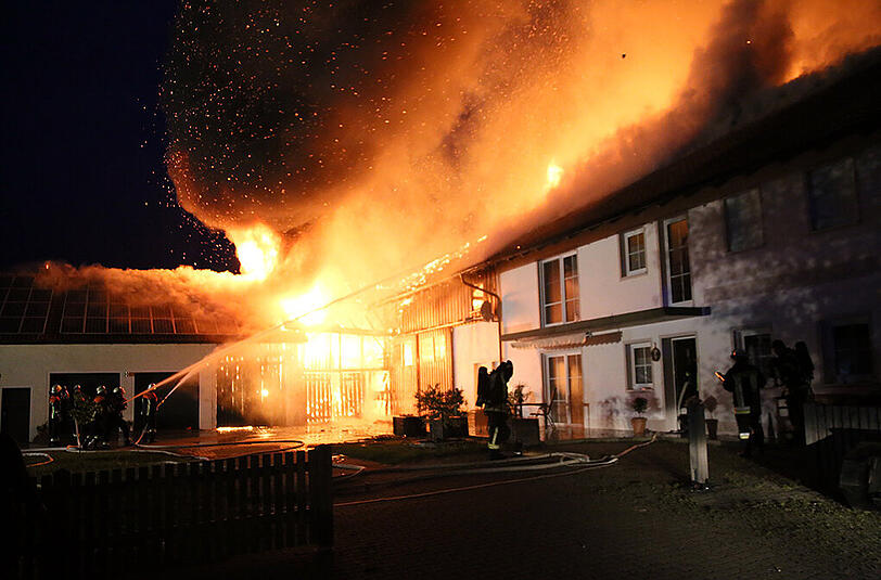 Ein Feuer hat die Lagerhalle komplett vernichtet. Die Bilder.