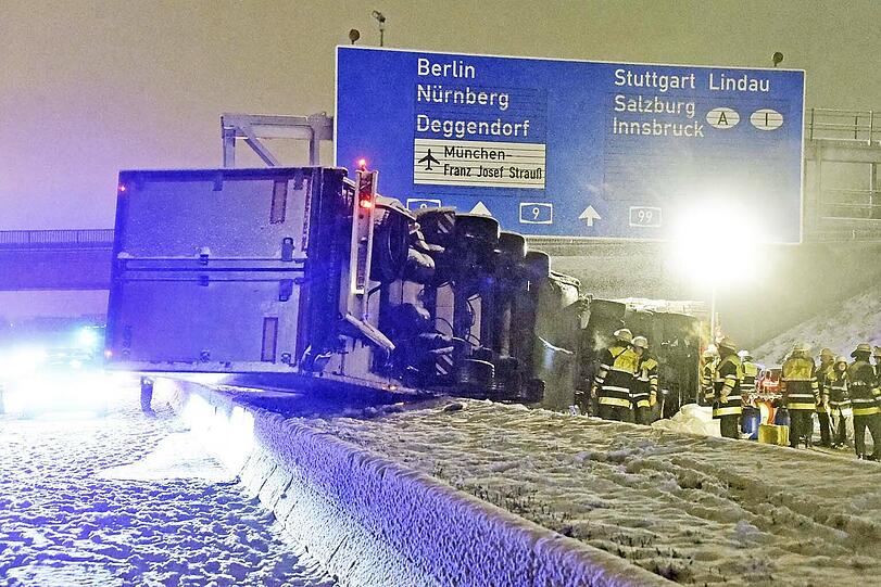 Der Lkw lag über zwei Fahrstreifen verteilt, der Sattelauflieger war ins Schleudern geraten und umgekippt.