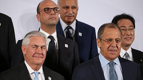 US-Außenminister Rex Tillerson (l) und sein russischer Amtskollege Sergej Lawrow stehen Schulter an Schulter beim G20-Außenministertreffen in Bonn.