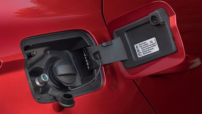 Hinter der Tankklappe verbergen sich die Einfüllstutzen für Gas und Benzin.