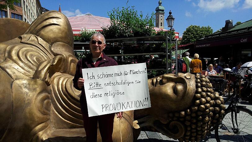 Der gefallene Buddha. "Bitte entschuldigen Sie diese religiöse Provokation", steht auf dem Schild. Der gefallene Buddha. "Bitte entschuldigen Sie diese religiöse Provokation", steht auf dem Schild.