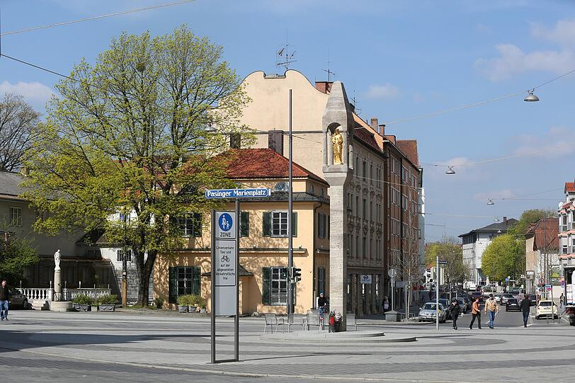 Der neue, versetzte Pasinger Marienplatz mit der Mariensäule.