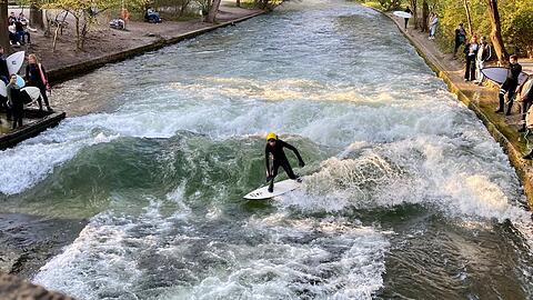 Wer es nicht weiß, merkt es nicht: Der Bub im gelben Helm (15), der hier so virtuos auf der tosenden Eisbachwelle hinterm Haus der Kunst reitet, ist blind.