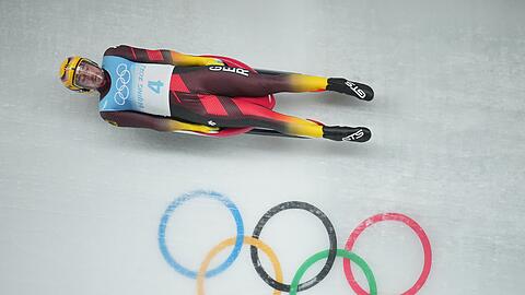 Rodler Johannes Ludwig rast durch den olympischen Eiskanal.