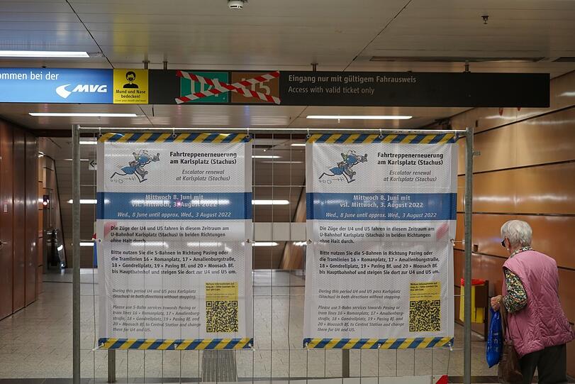 Äh, und wie jetzt weiter? Das fragt sich auch diese Dame vor der Absperrung zur U-Bahn.