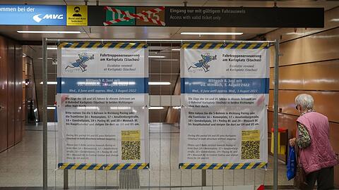 Äh, und wie jetzt weiter? Das fragt sich auch diese Dame vor der Absperrung zur U-Bahn.