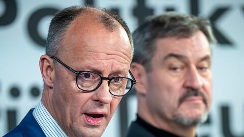 Markus Söder (r) steht trotz der Abstimmungsniederlage im Bundestag weiter hinter Unionskanzlerkandidat Friedrich Merz (Archivbild).