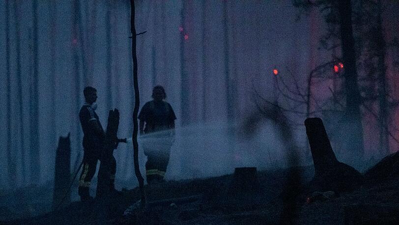 Dutzende Einsatzkräfte der Feuerwehr, des Technischen Hilfswerkes sowie des Katastrophenschutzes kämpfen unermüdlich gegen den Brand in Thüringen. (Archivbild)