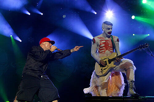 Fred Durst (l) und seine Band Limp Bizkit heizten den bibbernden Zuschauern mit ordentlichem Gitarrensound ein.