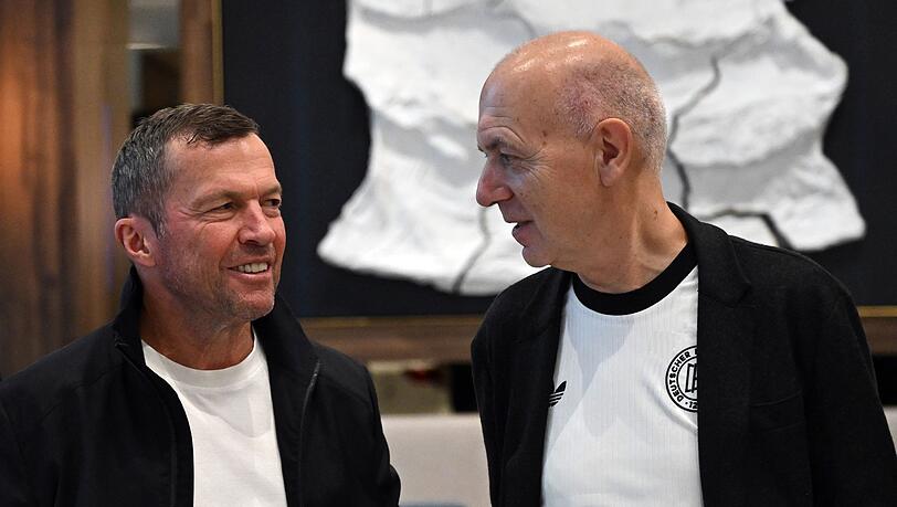 Lothar Matth&auml;us und Bernd Neuendorf sprechen bei einer Veranstaltung in Chicago.