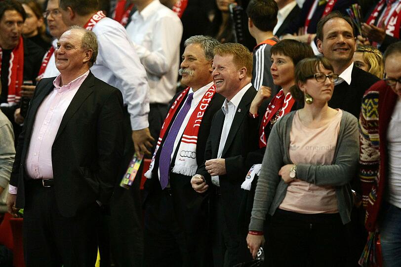 Spannung bei Uli Hoeness und den Sky News Chefs Brian Sullivan und Carsten Schmidt.