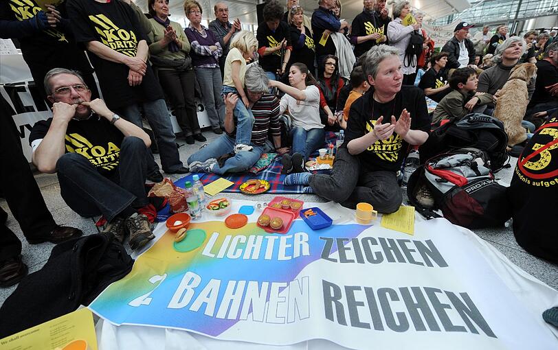 Gegen Fluglärm demonstrierende Demonstranten picknicken am Samstag (24.03.12) am Flughafen Franz-Josef-Strauss in einem Teil der Abflughalle des Terminal 2.