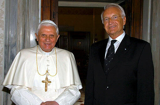Der langjährige bayerische Ministerpräsident Edmund Stoiber (CSU) hat den scheidenden Papst Benedikt XVI. als
&bdquo;größten Sohn Bayerns&ldquo; in der mehr als tausendjährigen Geschichte des Landes gewürdigt. In einer Erklärung Stoibers hieß es: &bdquo;In großer menschlicher und christlicher Verbundenheit sind meine Frau Karin und ich heute mit unseren Gedanken bei Papst Benedikt. Uns bewegt vor allem ein Gefühl der Dankbarkeit und des tiefen Respekts für sein Wirken als Papst, Kirchenführer und Theologe.&ldquo;