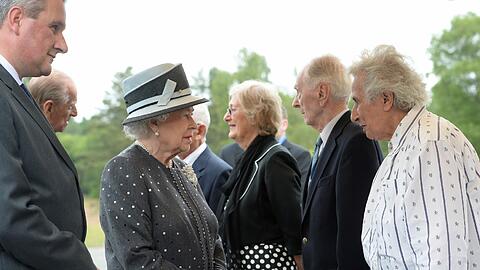 Queen Elizabeth II. besucht die Gedenkstätte im ehemaligen Konzentrationslager Bergen-Belsen.