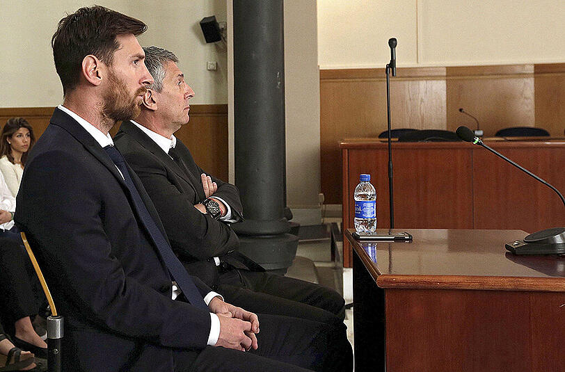 Weltfußballer Lionel Messi (links) und sein Vater Jorge Horacio Messi in Barcelona im Gerichtssaal.