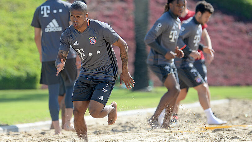 Auch im Sand schnell unterwegs: Douglas Costa. Auch im Sand schnell unterwegs: Douglas Costa.