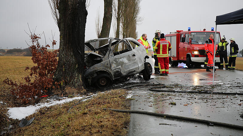 Das Auto ist vollkommen ausgebrannt, der Fahrer tot. Die Feuerwehr konnte nichts mehr für ihn tun.