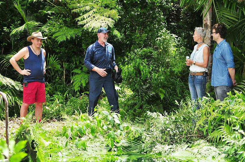 Matthias Mangiapane (l.) tritt zur Dschungelprüfung an. Sonja Zietlow und Daniel Hartwich sagen ihm, dass er in zehn Minuten 12 Sterne sammeln muss. Dr. Bob (M.) erklärt die Spielregeln.