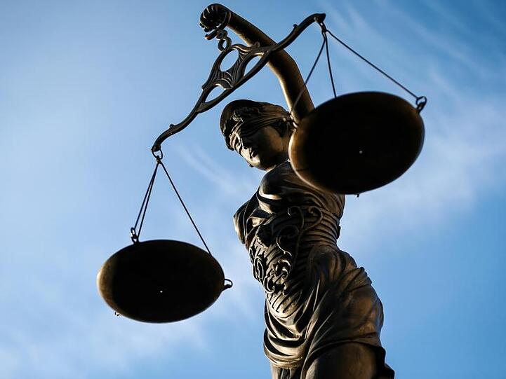 Eine Statue der Justitia hält eine Waage in der Hand. Foto: picture alliance / David Ebener/dpa/Symbolbild
