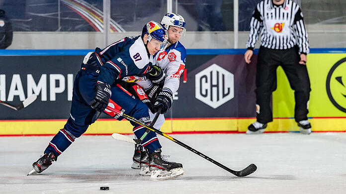 EHC-Profi Philip Gogulla (87) im Kampf um den Puck mit Christian Djoos vom EV Zug.