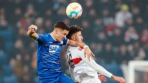 Der Hoffenheimer Christoph Baumgartner (l) und VfB-Profi Atakan Karazor im Kopfballduell.