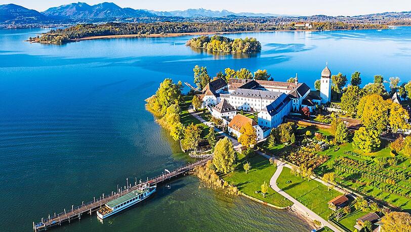 Hunderttausende Besucher fahren mit dem Schiff am Chiemsee jährlich auf die Frauen- und die vorgelagerte Herreninsel.
