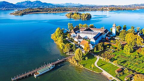 Hunderttausende Besucher fahren mit dem Schiff am Chiemsee jährlich auf die Frauen- und die vorgelagerte Herreninsel.