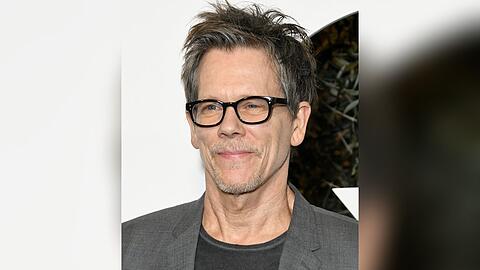 Kevin Bacon zieht blank.