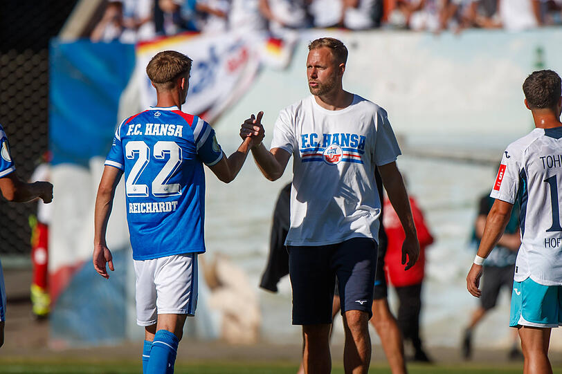 Hansa Rostock um Trainer Daniel Brinkmann wussten in der Liga bisher noch nicht zu überzeugen. Hansa Rostock um Trainer Daniel Brinkmann wussten in der Liga bisher noch nicht zu überzeugen.