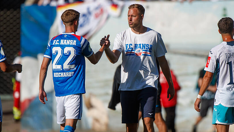 Hansa Rostock um Trainer Daniel Brinkmann wussten in der Liga bisher noch nicht zu überzeugen. Hansa Rostock um Trainer Daniel Brinkmann wussten in der Liga bisher noch nicht zu überzeugen.